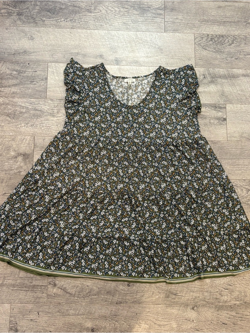 Max Studio Women’s 1X Plus Green Floral V-Neck Sleeveless Pullover cottagecore